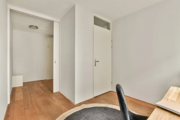 Modern Apartmandaki Hafif Yerinde Beyaz Tahtalı Rahat Bir Sandalye — Stok fotoğraf