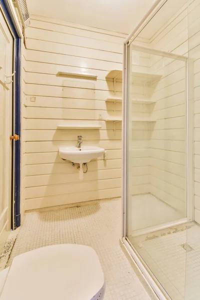 Aynalı Lavabo Duş Kutusunun Yanında Temiz Tuvalet Modern Banyoda Cam — Stok fotoğraf