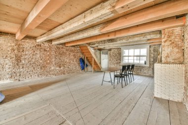 Pencerenin yanındaki pencere pervazına konmuş ev manzaralı keten yastıklar.