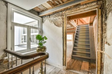 Zarif bir evde özel tasarım lüks merdivenler.