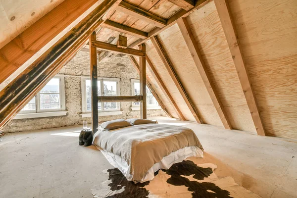 舒适的床 靠近绿墙 有窗户的现代简约风格的壁炉房 — 图库照片