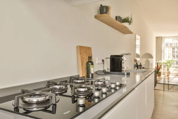 Interior Cozinha Contemporânea Com Elegantes Armários Pretos Eletrodomésticos Perto Área — Fotografia de Stock