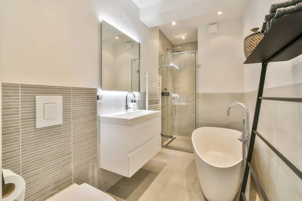 Moderno Diseño Interior Casa Baño Blanco Con Bañera Abierta Ducha — Foto de Stock