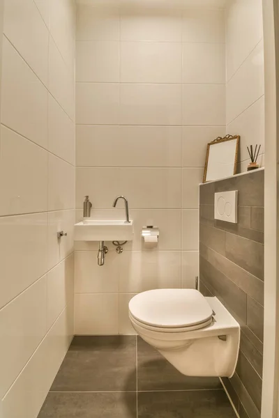 Modern Apartmanda Banyo Küveti Beyaz Tuvaleti Olan Şık Bir Banyo — Stok fotoğraf