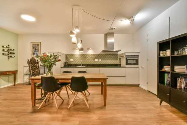 Spaziosa Sala Pranzo Stile Minimalista Con Tavolo Sedie Appartamento Moderno — Foto Stock