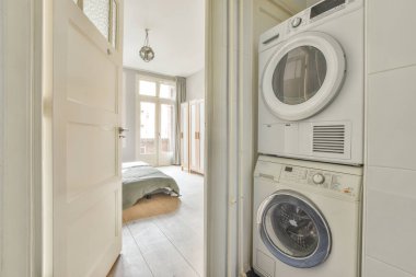Aynalı lavabo ve temiz küvet modern banyoda cam kapılı ve beyaz fayanslı duvarları olan duş kutusunun yanında.