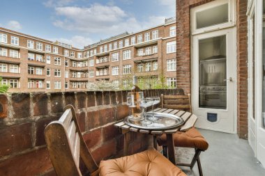 Güzel manzaralı rahat mobilyalarla balkonda oturma alanı