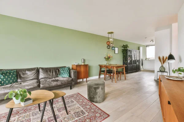 Stijlvol Interieur Van Woonkamer Met Lichte Meubels Zachte Comfortabele Bank — Stockfoto