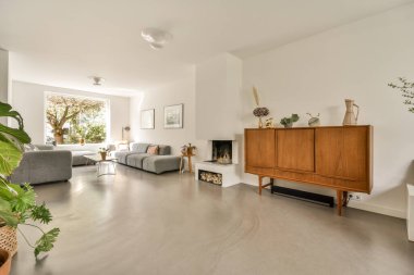 Çağdaş dairenin yemek odasının karşısındaki koltuklar ve masa