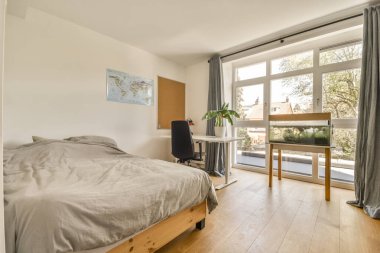 Kaliteli lamba yatak odasının yanında kitap ve dergiler ve aynalarla eski komodinin üzerinde parlıyor.