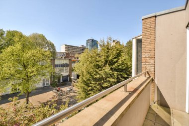 Parmaklıklı küçük bir balkondan bitki örtüsü manzarası