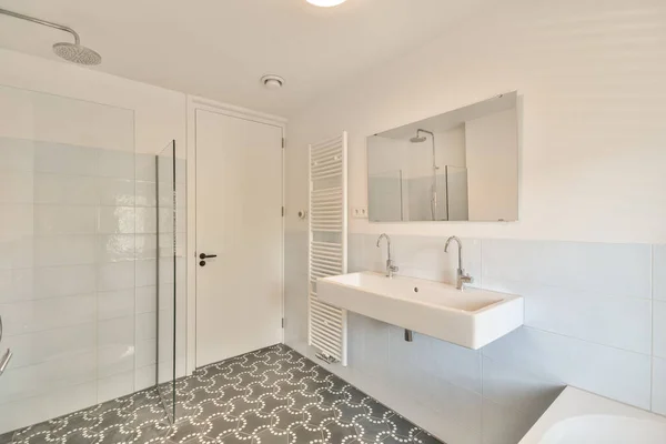 Wastafelmeubel Spiegelkast Witte Betegelde Badkamer Met Wand Opgehangen Toilet — Stockfoto