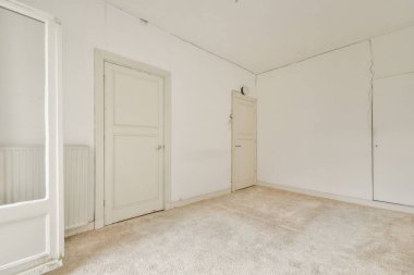 Lüks bir evde rahat ve ferah boş bir oda.