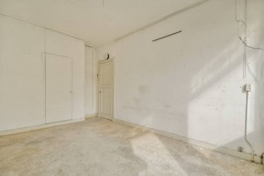 Lüks bir evde rahat ve ferah boş bir oda.