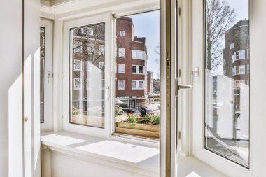 Eski tuğlalı binaların ve bisikletli arabaların ön manzarası küçük balkondan tırabzanlara kadar uzanıyor.