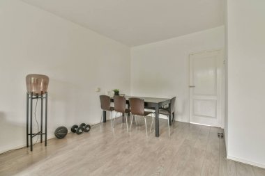 İyi organize edilmiş küçük bir ev mutfağı pencerenin altında lavabo, sobalı hafif mobilyalar ve kentsel apartmanda buzdolabı var.