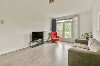 Geniş pencereli, ahşap kanepeli, dolaplı ve televizyonlu modern minimalist oturma odasının iç tasarımı beyaz duvara yerleştirilmiş.