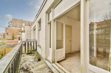 Eski tuğlalı binaların ve bisikletli arabaların ön manzarası küçük balkondan tırabzanlara kadar uzanıyor.