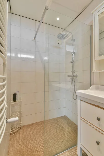 シャワータップと壁掛けトイレの間のガラスパーティション自宅で現代のトイレ — ストック写真