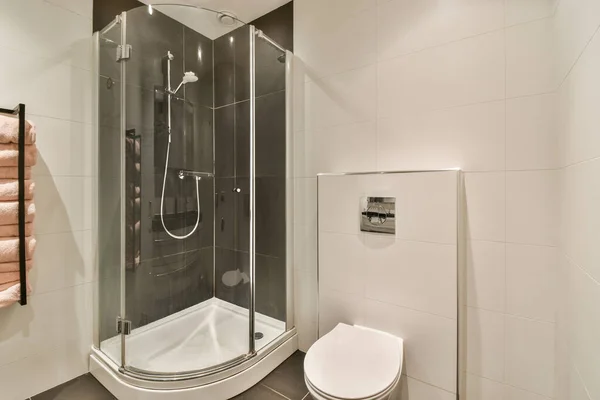 Czarna Toaleta Wisząca Minimalistycznym Wnętrzu Łazienki Kabiną Prysznicową — Zdjęcie stockowe