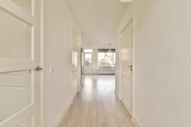 Işık dar koridor, beyaz duvarlarda birçok kapı ve kereste zemininde parlayan lamba