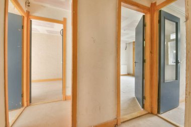 Evdeki modern tuvalette asılı duran banyo musluğu ile duvar arasındaki cam bölme.