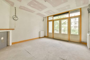 Lüks bir evde rahat ve ferah boş bir oda.