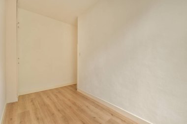 Lüks bir evde rahat ve ferah boş bir oda.