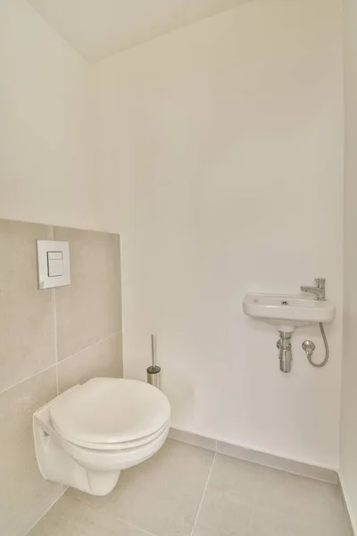 Interior Baño Estrecho Con Lavabo Pared Colgado Inodoro Con Paredes —  Fotos de Stock