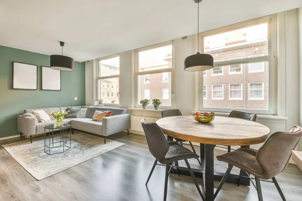 Studio Appartement Met Witte Muren Open Keuken Eetkamer Met Sofa — Stockfoto