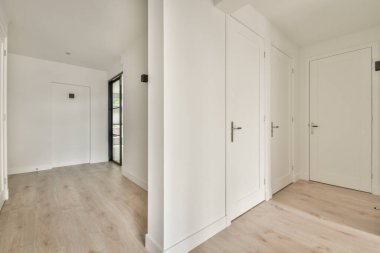 Lüks bir evde rahat ve ferah boş bir oda.