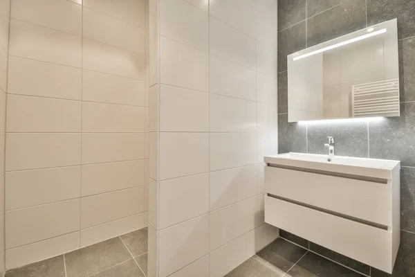 Skleněná Přepážka Mezi Sprchovým Kohoutkem Nástěnnou Toaletou Moderním Záchodě Doma — Stock fotografie