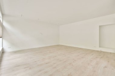 Lüks bir evde rahat ve ferah boş bir oda.