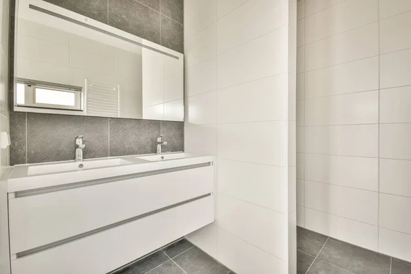 现代家居卫生间淋浴水龙头与壁挂式卫生间的玻璃隔板 — 图库照片