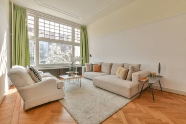 Sandalyeli masa ve rahat kanepe modern dairede şık dekorasyonlarla dolu geniş bir odada.