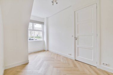 Perdeleri ve ahşap parke zemini olan büyük pencereli boş beyaz odanın içi.