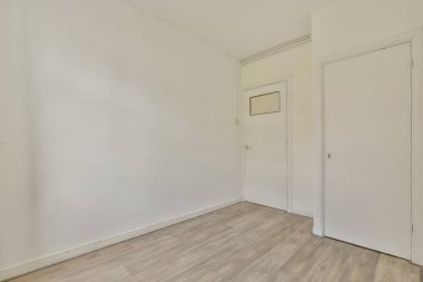 Evdeki boş ışık odasında, beyaz duvardaki plastik pencere ve radyatör.