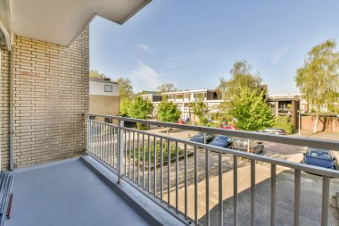 Küçük balkonlu ve parmaklıklı arabaların önü.