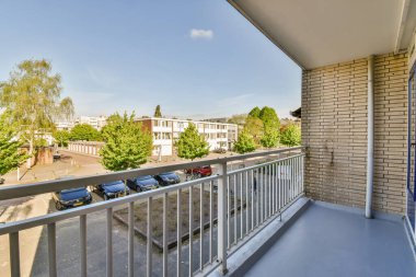 Küçük balkonlu ve parmaklıklı arabaların önü.