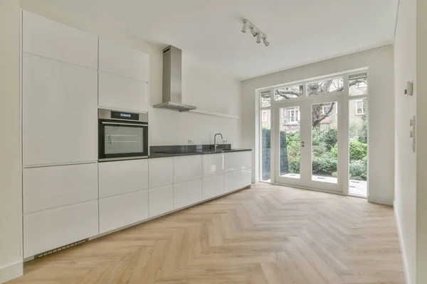 Interior Cozinha Branca Vazia Com Janelas Piso Parquet Madeira — Fotografia de Stock