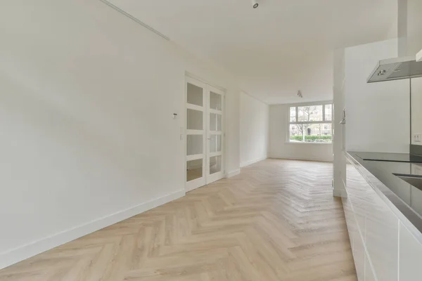 Innenraum Der Leeren Weißen Küche Mit Fenstern Und Parkettboden — Stockfoto