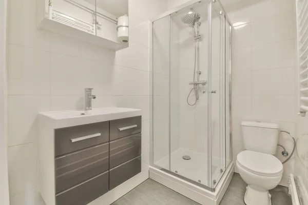 Kabina Prysznicowa Szklanymi Drzwiami Usytuowana Pobliżu Zlewu Lustra Jasnej Toalecie — Zdjęcie stockowe
