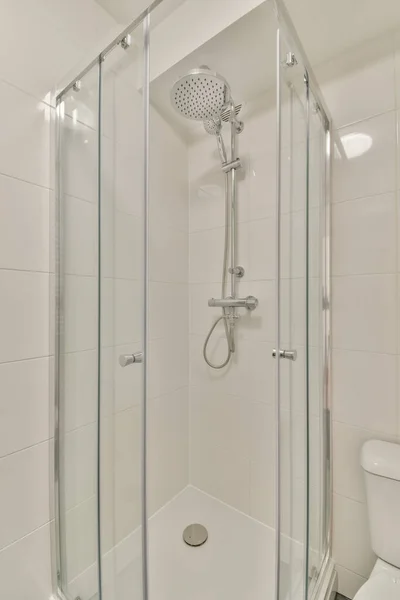 Kachlová Sprchovací Kout Skleněnými Dveřmi Nachází Blízkosti Umyvadla Zrcadla Záchodě — Stock fotografie