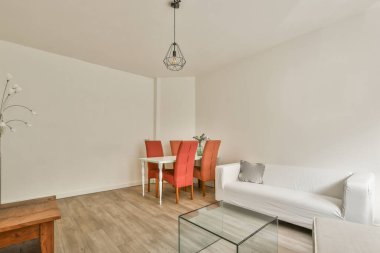 Çağdaş dairenin yemek odasının karşısındaki koltuklar ve masa