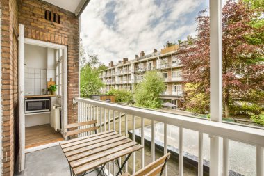 Eski tuğlalı binaların ve bisikletli arabaların ön manzarası küçük balkondan tırabzanlara kadar uzanıyor.