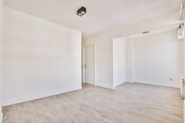 Lüks bir evde rahat ve ferah boş bir oda.