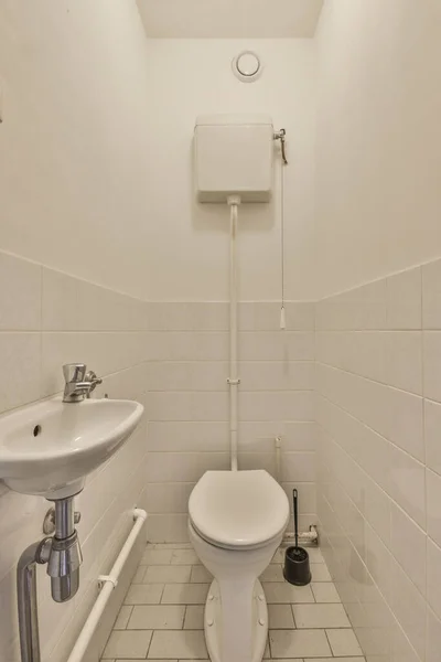 浴室墙角用米黄色瓷砖挂着厕所和小水池 — 图库照片