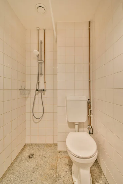 Parede Pendurado Banheiro Chuveiro Caixa Canto Quarto Com Azulejo Bege — Fotografia de Stock