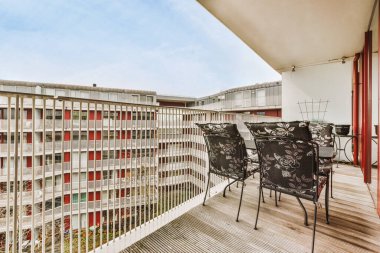 Eski tuğla binalar ve ahşap sandalyelerin panoramik ön görüntüsü