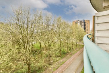 Güzel manzaralı rahat mobilyalarla balkonda oturma alanı